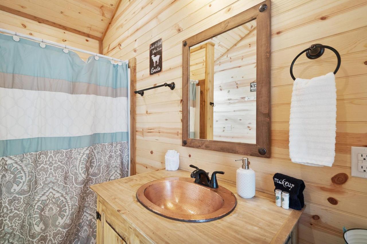 Charming Casita Right On Main St! Hotel Fredericksburg Luaran gambar