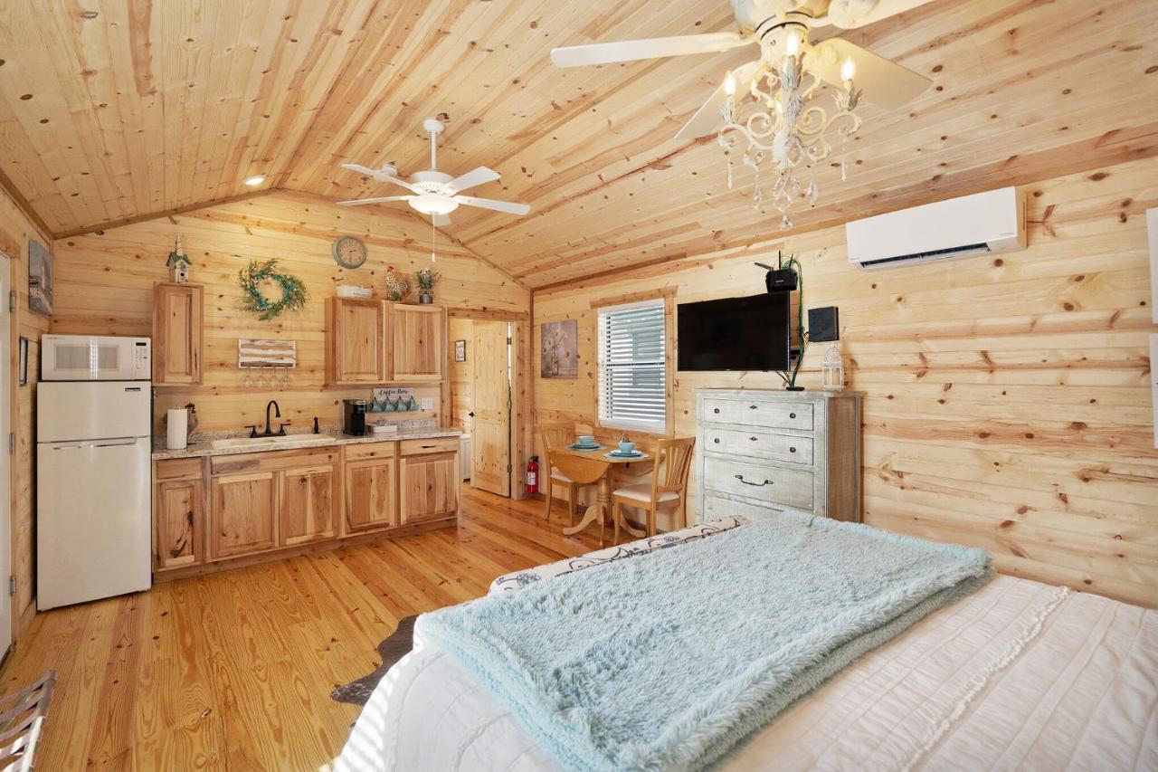 Charming Casita Right On Main St! Hotel Fredericksburg Luaran gambar
